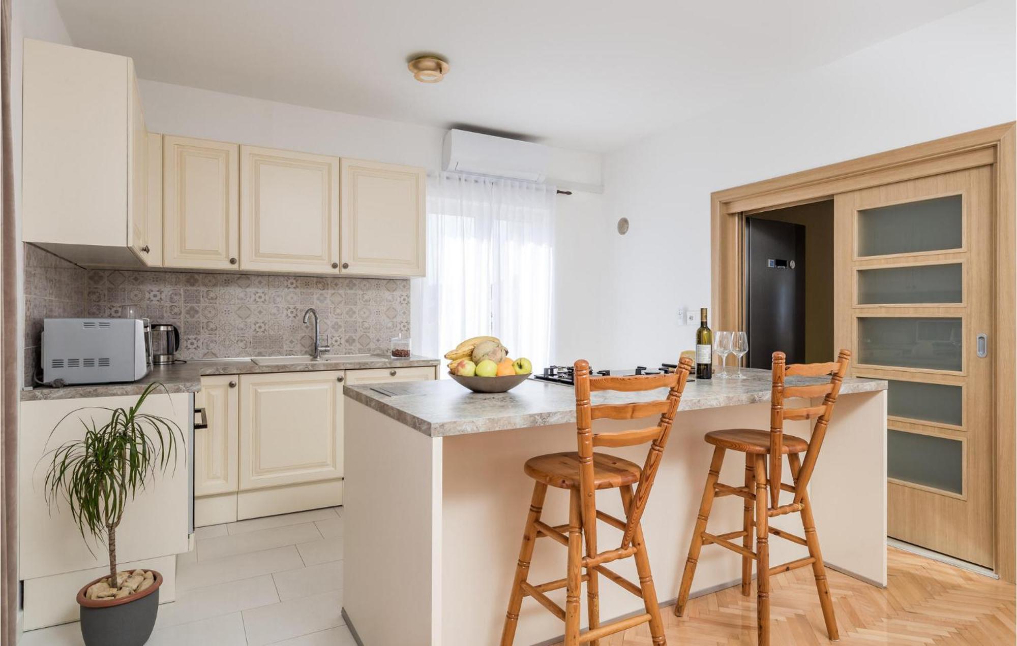 3 Bedroom Stunning Apartment In Kustići Esterno foto